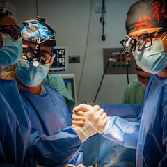 La impresionante historia del médico de Medellín que ha realizado más de 100 trasplantes de corazón