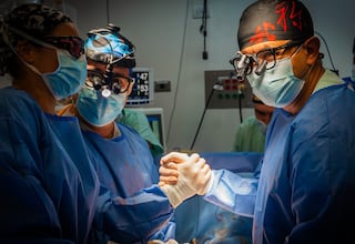 La impresionante historia del médico de Medellín que ha realizado más de 100 trasplantes de corazón