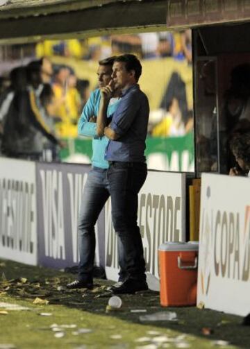 El entrenador de Boca Juniors Rodolfo Arruabarrena observa el juego ante Palestino.