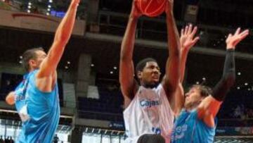 Carl English enarbola la bandera de la victoria colegial