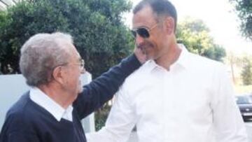 <b>ÁNIMOS. </b>Javi López consoló ayer a Verdú tras el comunicado.