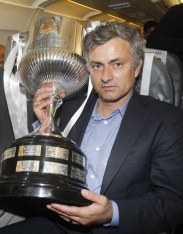 Mourinho con la Copa del Rey ganada por el Real Madrid al Barcelona el 20 de abril de 2011.