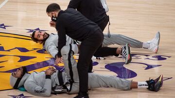 AME3402. LOS ANGELES (ESTADOS UNIDOS), 16/03/2021.- Ricky Rubio (c. arriba) # 9 de los Minnesota Timberwolves durante los calentamientos antes de su juego de la NBA de temporada regular con Los Angeles Lakers hoy, en el Staples Center de Los Ángeles, California (EE.UU.). EFE/Javier Rojas