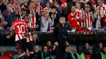 Soccer Football - Europa League - Quarter Final - Second Leg - Athletic Bilbao v Rangers - San Mames, Bilbao, Spain - April 17, 2025 Athletic Bilbao coach Ernesto Valverde looks on as Alvaro Djalo comes on as a substitute to replace Nico Williams REUTERS/Vincent West