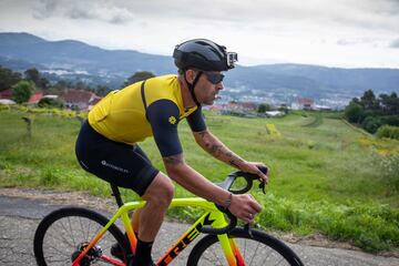 ?scar Pereiro, a sus 43 a?os, siempre ha llevado por bandera su localidad, Mos, y acompa?¨® a AS a reconocer la 20? etapa de La Vuelta 2021 para la que ¨¦l colabor¨® activamente en su dise?o.