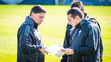 El entrenador Alejandro Menéndez conversa con sus ayudantes durante un entrenamiento del Racing de Ferrol.