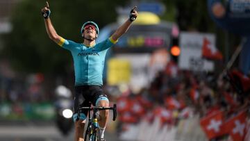 Fuglsang se aprovecha del marcaje entre Roglic y Bernal