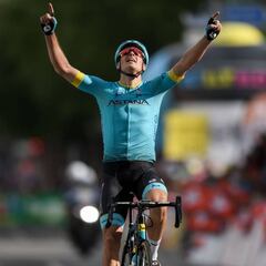 Fuglsang se aprovecha del marcaje entre Roglic y Bernal