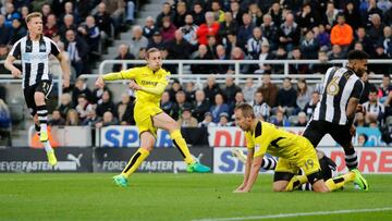 El Newcastle recupera el liderato en un polémico partido