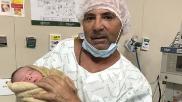 ¡Papá a los 60! Nació Bento, el cuarto hijo de Jorge Sampaoli