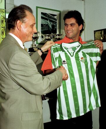 Defendió la camiseta del Betis la temporada 98/99 y en el 2000