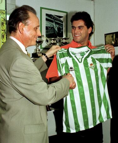 Defendió la camiseta del Betis la temporada 98/99 y en el 2000