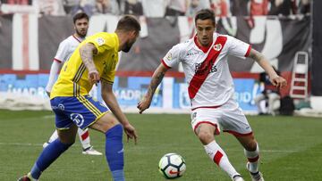 Trejo controla un balón en el partido ante el Cádiz.