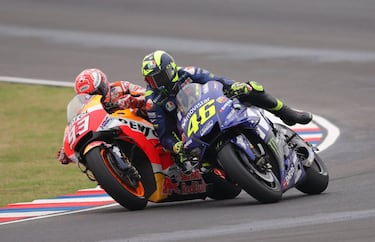 El de Honda ya haba tocado a Aleix Espargar mientras recuperaba posiciones porque haba recibido un 'ride through' tras la salida. Al pasar a Rossi, le empuj. Fue sancionado con 30 segundos.