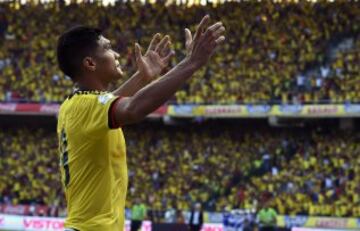 Colombia debuta en las Eliminatorias ante Perú. Ambiente de fiesta y de carnaval en El Metropolitano. 