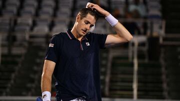 John Isner se lamenta tras perder un punto ante Sebastian Korda en su partido de cuartos de final del Delray Beach Open by Vitacost.com en el Delray Beach Tennis Center de Delray Beach, Florida.