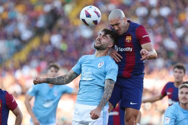 Nuñez y Oriol Romeu durante una jugada del partido.