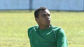 <b>TRISTE. </B>Denilson siente la pérdida de Leonidas da Silva.