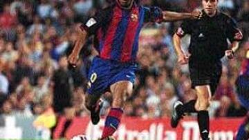 <b>EL MEJOR DEL MES.</B> Tras deshacerse de varios rivales, Ronaldinho batió a Notario con un este gran disparo.