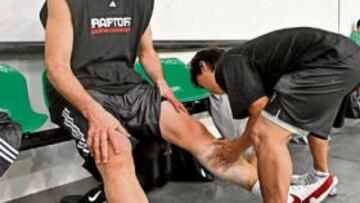 <b>ESA PIERNA IZQUIERDA... </b>La pierna izquierda que en la imagen trata Ray Chow, uno de los fisioterapeutas de Toronto, se ha cruzado en la carrera NBA de Jorge Garbajosa.