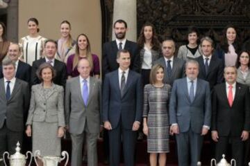 Los Reyes Don Felipe y Doña Leticia junto a Doña Sofía y Don Juan Carlos. 