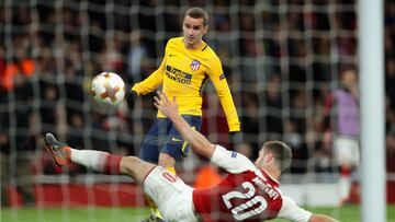 LONDON, ENGLAND - APRIL 26:  Antoine Griezmann of Atletico Madrid scores his sides first goal during the UEFA Europa League Semi Final leg one match between Arsenal FC and Atletico Madrid at Emirates Stadium on April 26, 2018 in London, United Kingdom.  (