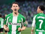 Real Betis' Spanish midfielder #15 Alvaro Fidalgo celebrates scoring his team's second goal during the Spanish league football match between Real Betis and Sevilla FC at Benito Villamarin Stadium in Seville on March 1, 2026. (Photo by CRISTINA QUICLER / AFP)
