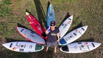 Nathan Florence con una lata de Red Bull y sus tablas de surf