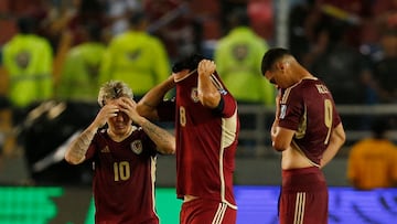 Soccer Football - World Cup - CONMEBOL Qualifiers - Venezuela v Colombia - Estadio Monumental de Maturin, Maturin, Venezuela - September 9, 2025 Venezuela's Tomas Rincon, Yeferson Soteldo and Kevin Kelsy look dejected after the match REUTERS/Leonardo Fernandez Viloria