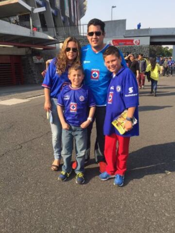 Familias apoyando a Cruz Azul