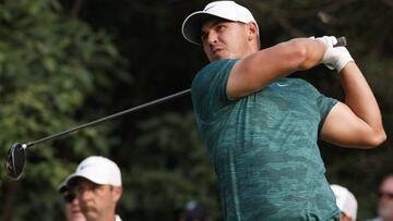 Brooks Koepka golpea una bola durante la última jornada del 100th PGA Championship disputado en el Bellerive Country Club de St. Louis, Missouri, USA.