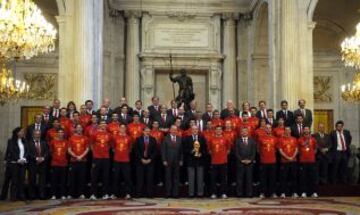 El Rey Juan Carlos posa durante la recepción en la Casa Real junto a los integrantes de la selección española tras ganar el Mundial 2010.