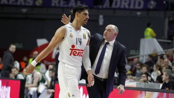 Gustavo Ayón y Pablo Laso, en un partido con el Real Madrid.