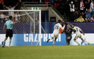 GRA325. TRONDHEIM (NORUEGA), 09/08/2016.- El defensa del Real Madrid Carvajal (d) celebra tras marcar el tercer gol ante el Sevilla, durante la final de la Supercopa de Europa 2016 que se disputa esta noche en el estadio de Lerkendal, en la ciudad noruega