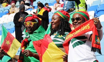 Los aficionados de la selección africana están siendo unos de los más animados y coloridos de todo en el Mundial en la grada. Hoy han llenado de color el Al Janoub Stadium en el duelo frente a Serbia.