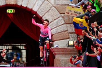 Jai Hindley celebra la victoria en el Giro. 