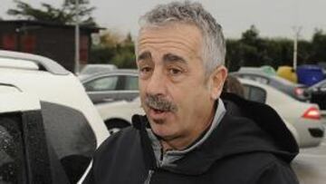 <b>RESPALDADO. </b>Preciado entra en su coche tras abandonar el club.