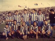 Chuzo, segundo por la derecha agachado.