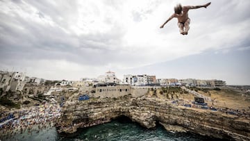 Espectaculares saltos al agua desde 27 metros en Italia