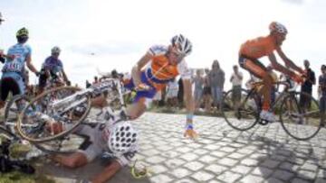 La &uacute;ltima aparici&oacute;n del Tour al pav&eacute;s depar&oacute; en 2010 numerosas ca&iacute;das como &eacute;sta que sufri&oacute; Gesink.