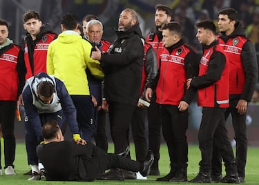 Mourinho vuelve a ser centro de la polémica tras agarrar de la nariz a su homólogo del Galatasaray, Okan Buruk. El incidente ha desatado un gran revuelo en redes sociales y numerosas críticas en el país, incluso entre los aficionados del Fenerbahçe, que han condenado su actitud.