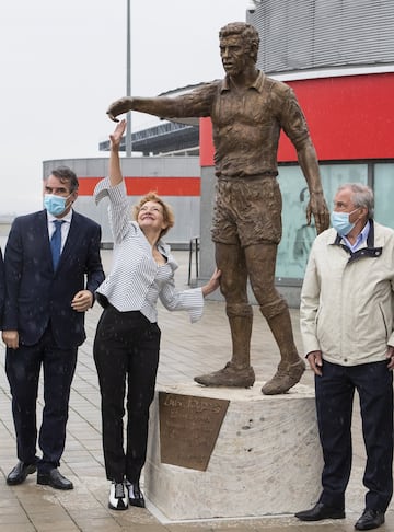 Alicia Huertas, escultora de la estatua propia de Luis Aragon¨¦s ubicada en los aleda?os del Estadio Metropolitano, junto a Ufarte y Luis Aragon¨¦s hijo.