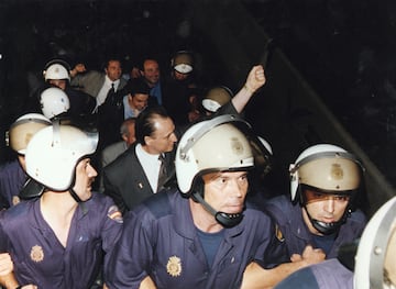 Su primera incursión en el Betis fue como presidente económico en 1991. En 1992 puso la cuantía que faltaba para llegar al dinero exigido por el Plan de Saneamiento (680 millones), convirtiéndose así Farusa (Familia Ruiz Ávalos S.A.) en accionista mayoritario del Real Betis Balompié SAD con un 51%.
