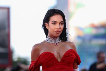 Georgina Rodríguez durante la alfombra roja de la 80ª edición del Festival de Venecia. El vestido que llevaba la influencer se inspiraba claramente en el que llevó Vivian Ward (Julia Roberts) para ir por primera vez a la ópera con Edward Lewis (Richard Gere).