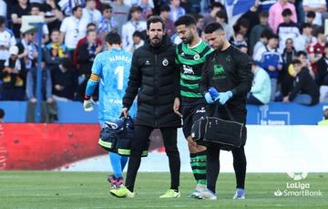 Rubén Alves, del Racing, abandonó lesionado el partido de su equipo en Zaragoza.