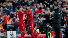 Soccer Football - Champions League - Quarter Final - Second Leg - Liverpool v Benfica - Anfield, Liverpool, Britain - April 13, 2022 Liverpool&#039;s Divock Origi comes on as a substitute to replace Roberto Firmino as manager Juergen Klopp looks on REUTER