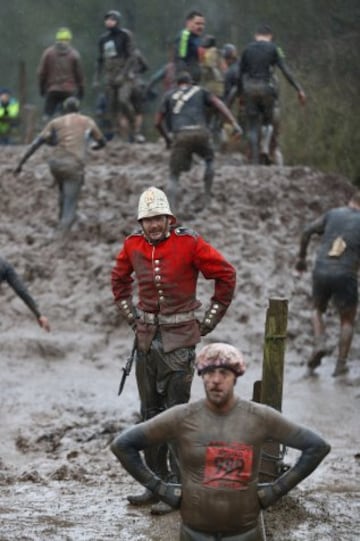 La carrera Tough Guy, se celebra desde 1987 en Inglaterra y desafía a sus participantes a recorrer 15km llenos de los obstáculos, donde hasta los más expertos se quedan en el camino.