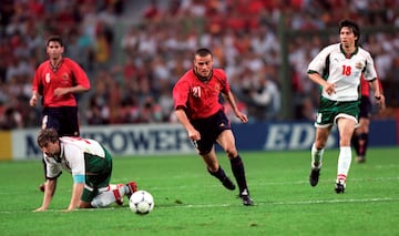 El seleccionador de España disputó 12 partidos como jugador en tres Mundiales: Estados Unidos 1994, Francia 1998 y Corea/Japón 2002 y anotó 2 goles.
