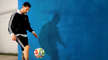 La marca deportiva ha presentado el que será el balón oficial para el Mundial 2026 el cual se disputará en Estados Unidos, México y Canadá. Cada país anfitrión está representado mediante iconografía significativa: una estrella para EE. UU., una hoja de arce para Canadá y un águila para México.