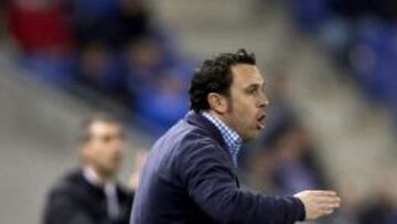 El entrenador del Espanyol, Sergio González, durante el partido ante el Eibar, correspondiente a la decimo séptima jornada de Liga de Primera División disputado esta noche en el estadio Power 8 de Cornella-El Prat (Barcelona).